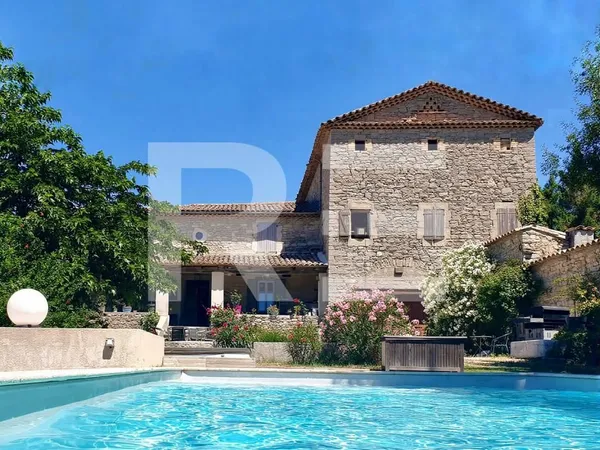 Mas 19 pièces 486 m² 