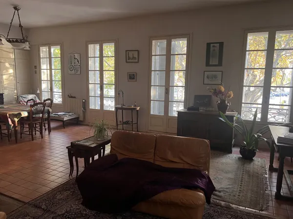 APPARTEMENT BOURGEOIS SUR LES QUAIS 