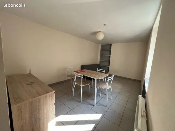 Appartement F1 de 27m2 meublé plein centre de Pontarlier dans une cour 