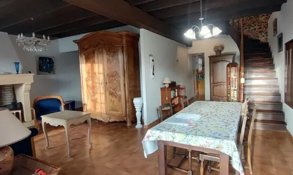 LALINDE, ensemble de 2 maisons en pierre composÃ©e d'un T3 de 113