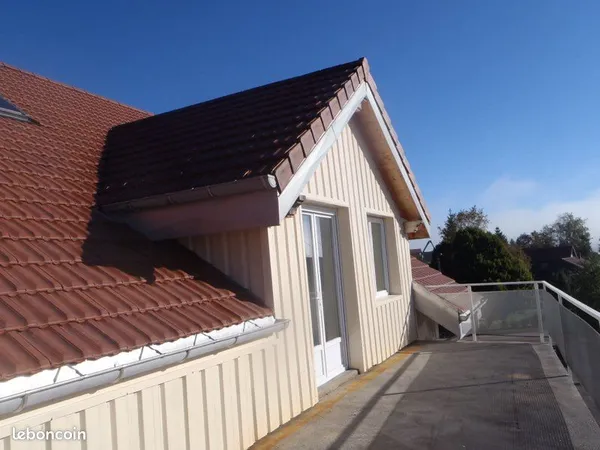 Appartement en duplex et toit terrasse à Gilley 