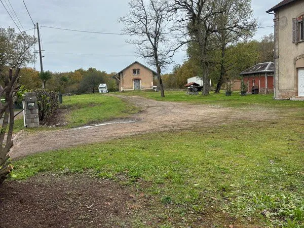 Maison 200m2 sur 3 niveaux + 5400m2 de terrain +un dépôt 