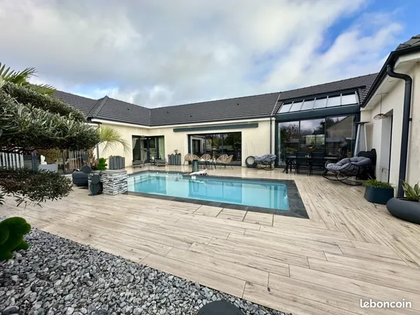 Propriété 8 pièces 251 m² 