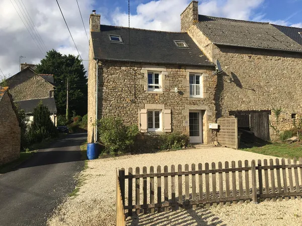 Jolie maison en pierres avec dépendances à Languédias 