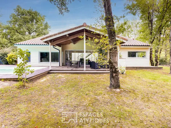 Maison d'architecte avec piscine et terrain boisé 