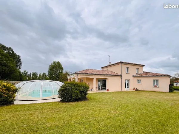 Magnifique maison avec piscine, jardin clos et grand garage camping car 