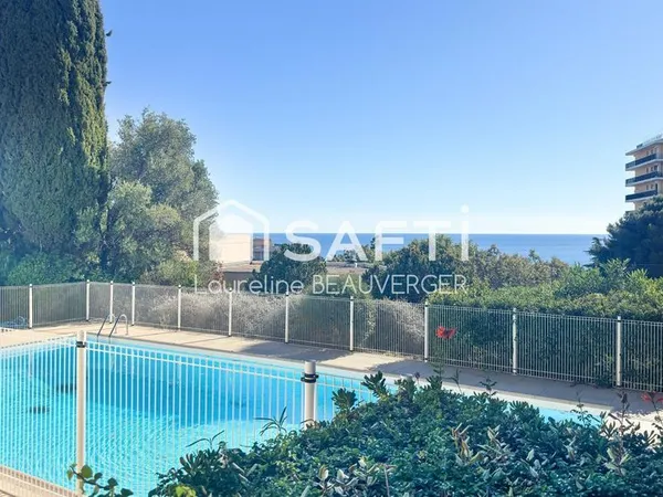 Résidence sécurisée avec piscine 