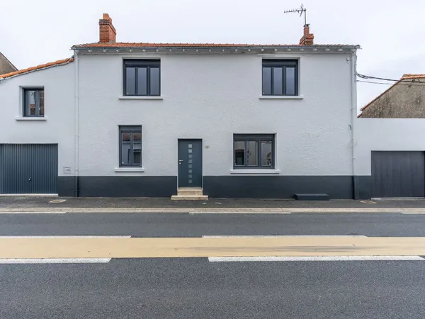 Maison de bourg entièrement rénovée avec son jardin intimiste 