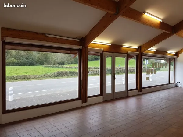 Local commercial refait à neuf, 64 m², 10 m de vitrine, grand parking 