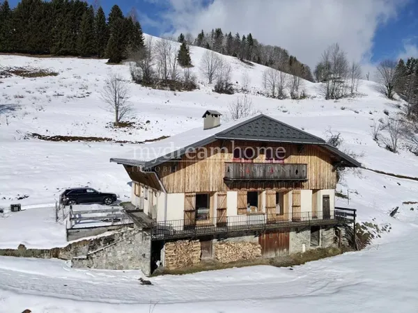 Chalet de caractère issu d'une ancienne ferme rénovée - 1165 m d 