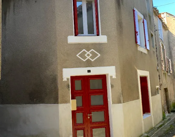 Maison de village rénovée avec trois niveaux habitables et pièce supplémentaire à Villegailhenc 
