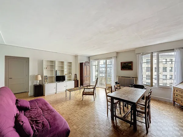 Vends appartement 80m² dernier étage avec balcon, parking et cave 