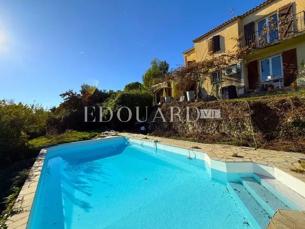 Villa à rénover avec piscine et vue panoramique exceptionnelle sur la mer jusqu'aux côtes 