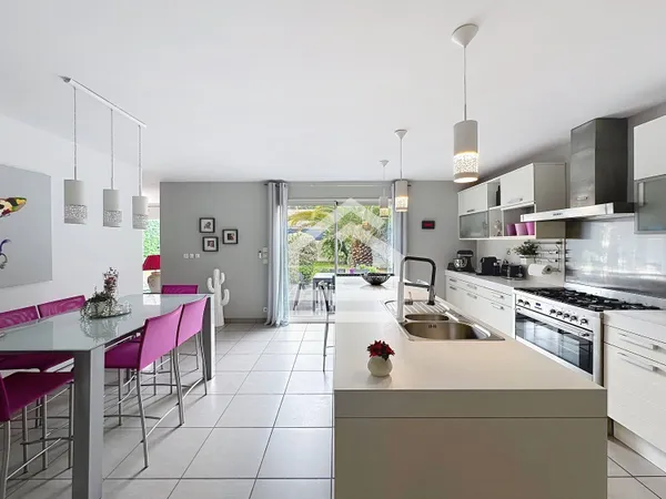 Vends maison élégante avec piscine et dépendance 