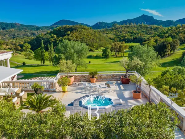 MANDELIEU-LA-NAPOULE - PENTHOUSE VUE PANORAMIQUE SUR LE GOLF DE BARBOSSI 