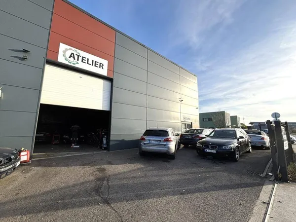 Local d'activité 385 m² 
