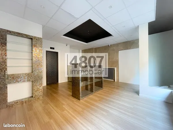 Local esthétique 52 m² 