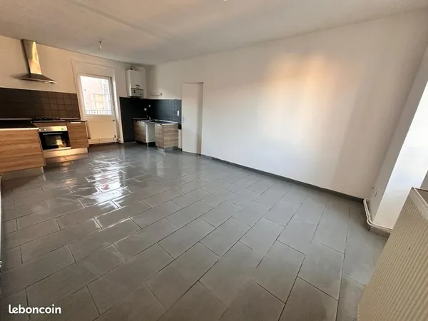 T3 rénové de 55m2 : 1er et dernier étage, grande pièce de vie lumineuse, cour intérieure - 