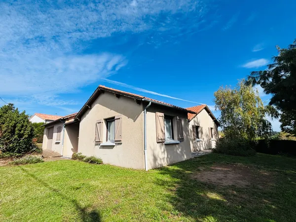 Maison de plain-pied avec jardin arboré. 