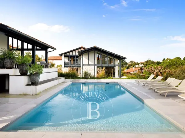 SAINT JEAN DE LUZ, AU CALME, MAISON DE 340 M² AVEC MAISON D'AMIS 