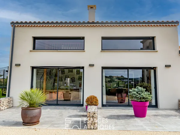En Ardèche, maison de village contemporaine et insolite. 