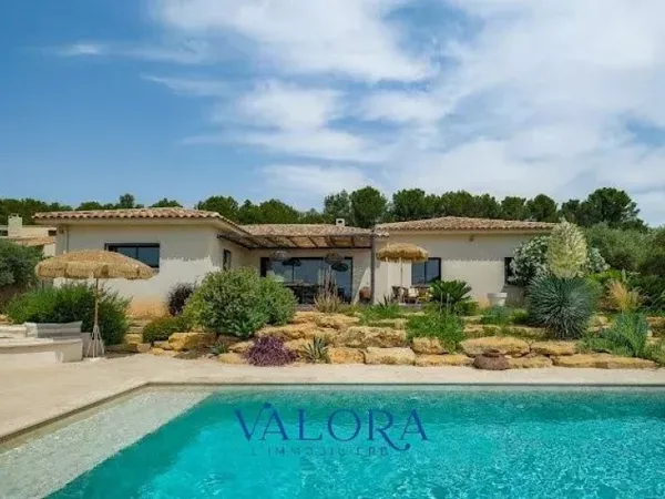 Très belle villa de plain pied avec piscine et jardin paysagé. 