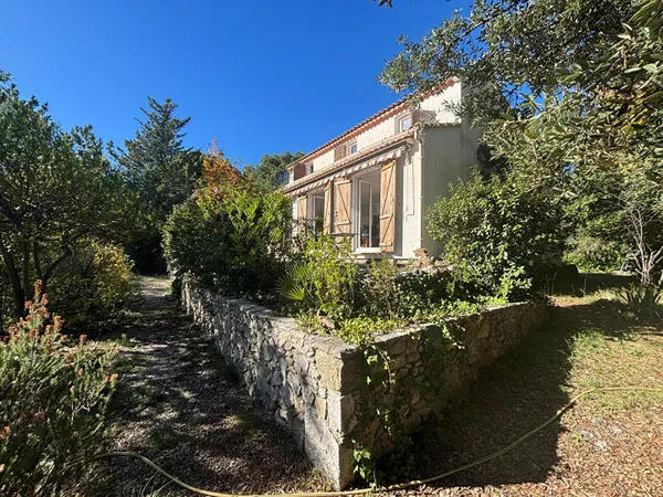 Maison à vendre à Mimet - 4 pièces , studio et garage sur 4000m² de terrain au grand calme. 