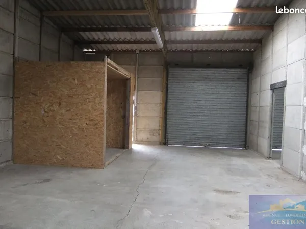 Parking/box 2 pièces 121 m² 