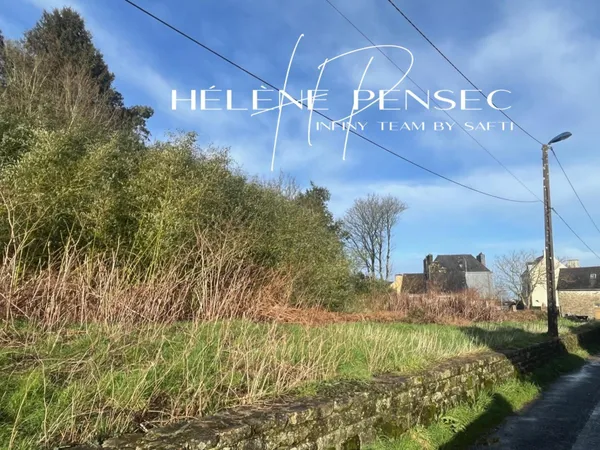 Terrain constructible de 2 238 m² au coeur du bourg. 