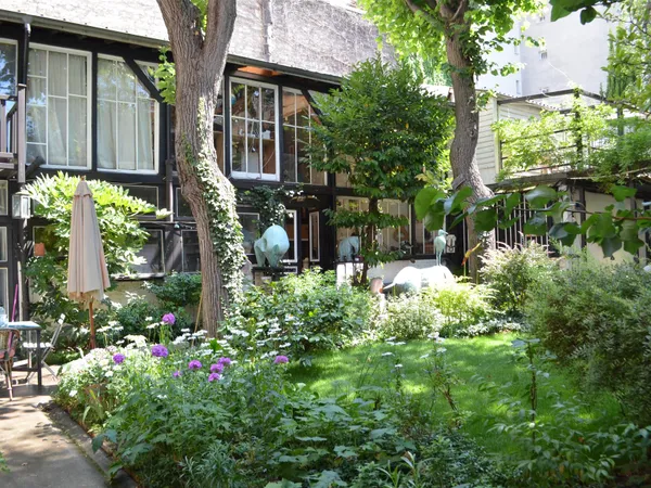 Maison et atelier dans un écrin de verdure 