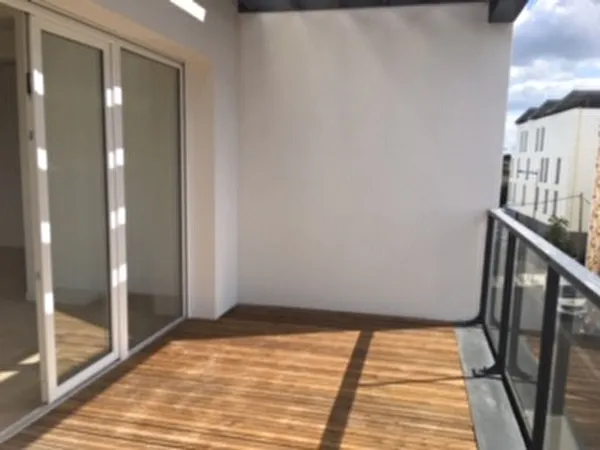 PESSAC CENTRE-AGREABE 3 PP AVEC TERRASSE ET PARKING SANS VIS A VIS 