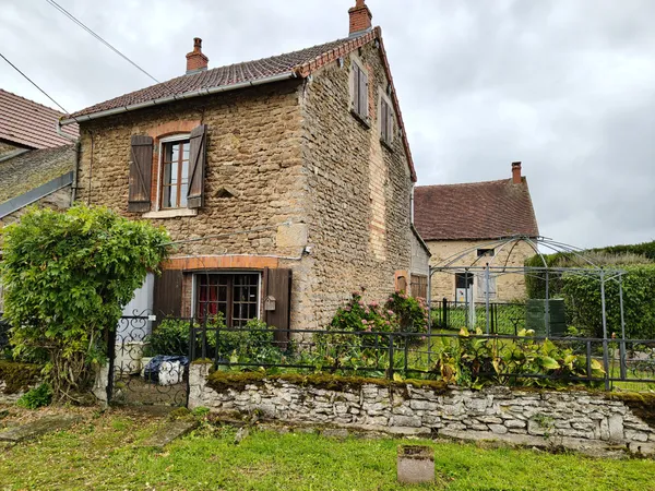 Maison en pierre à rénover avec garage et trois chambres 