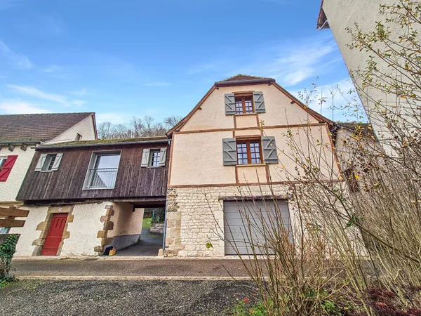 CORREZE. BEAULIEU-SUR-DORDOGNE. Maison impeccable de 2 chambres avec garage. Emplacement au bord de 