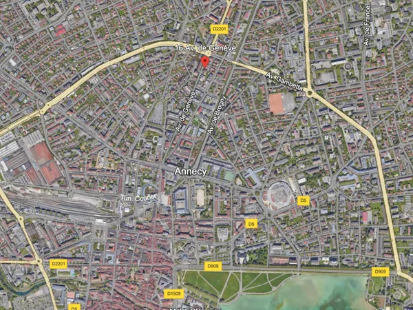 Annecy, Fond de commerce articles pêche emplacement historiq 