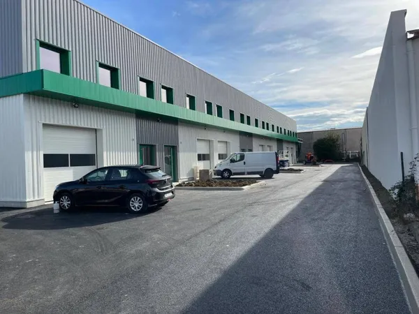 Entrepôt 616 m² 