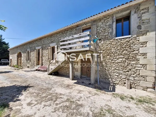 Maison en pierre à la campagne 