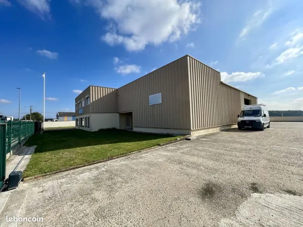 Local d'activité 943 m² 