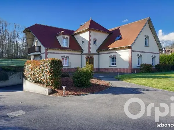 Maison 6 pièces 242 m² 