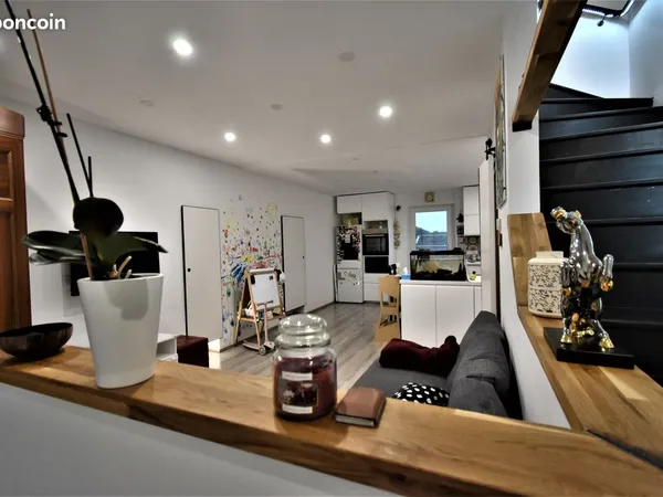 Maison libre des trois cotés avec double garage 