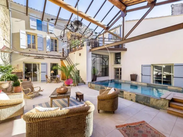 Propriété du XIXème siècle, entièrement rénovée, à vendre à Chât 