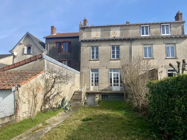 Belle maison de 4 chambres avec jardin et garage dans le centre de Bellac 