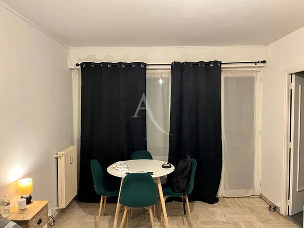 Studio 1 pièce 27 m² 