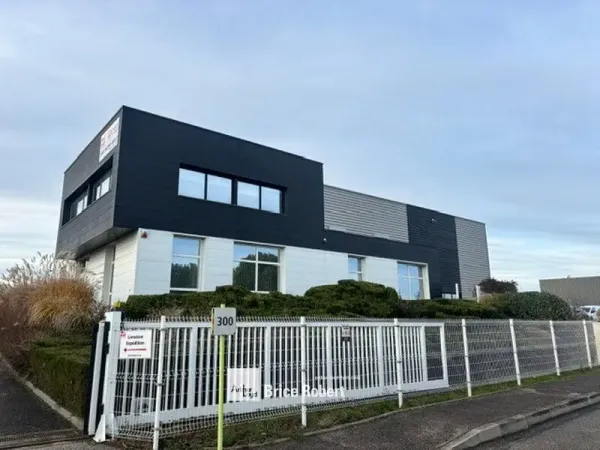 A vendre - Bâtiment d'activités de 1 300 m2 indépendant sur son terrain de 4 500m2, équipé 
