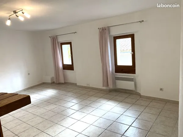 Centre ville du Beausset beau T2 45M2 traversant 