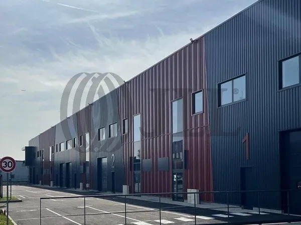Local d'activité 592 m² 