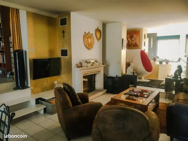 Maison beaux volumes avec piscine chauffee secteur flize 