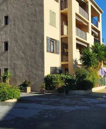 Appartement grand 2 pièces 59m2 avec cave et parking 