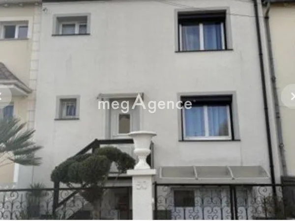 une maison familiale dans un quartier pavillonnaire. 