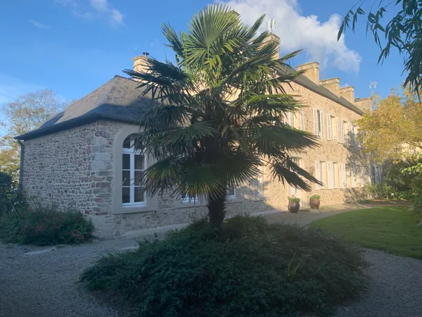 Vends maison 330m² - 7 ch avec parc arboré et piscine, au coeur d'un bourg, à 5 mn des plages 