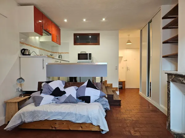 Loue grand studio meublé 24m² en centre-ville d'Orléans, lumineux, charme de l'ancien, tout 
